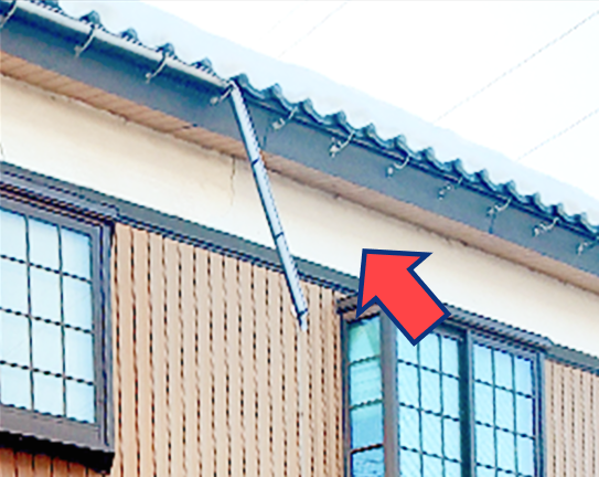 風で一部が外れている雨どい