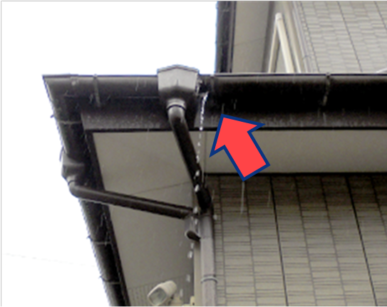 ズレによって雨どいから雨が漏れている